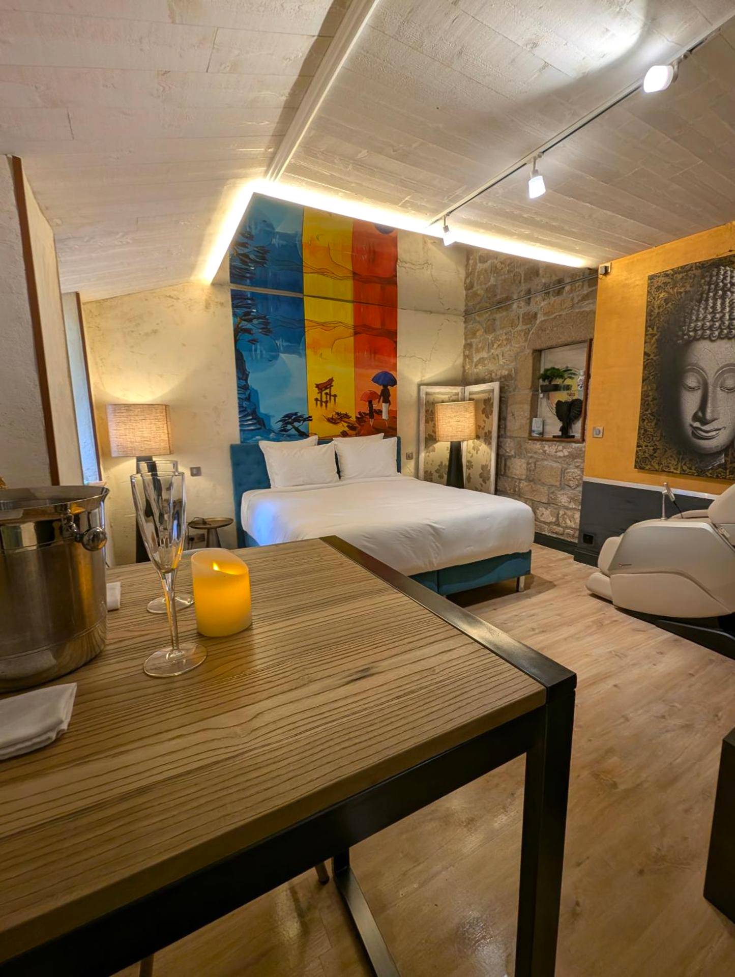 Chambre avec lit king size et déco bouddha - Les suites du Bouddha Bleu