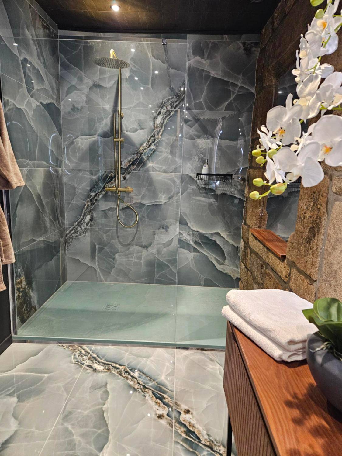 Douche à l'italienne en marbre bleu - Les suites du Bouddha Bleu