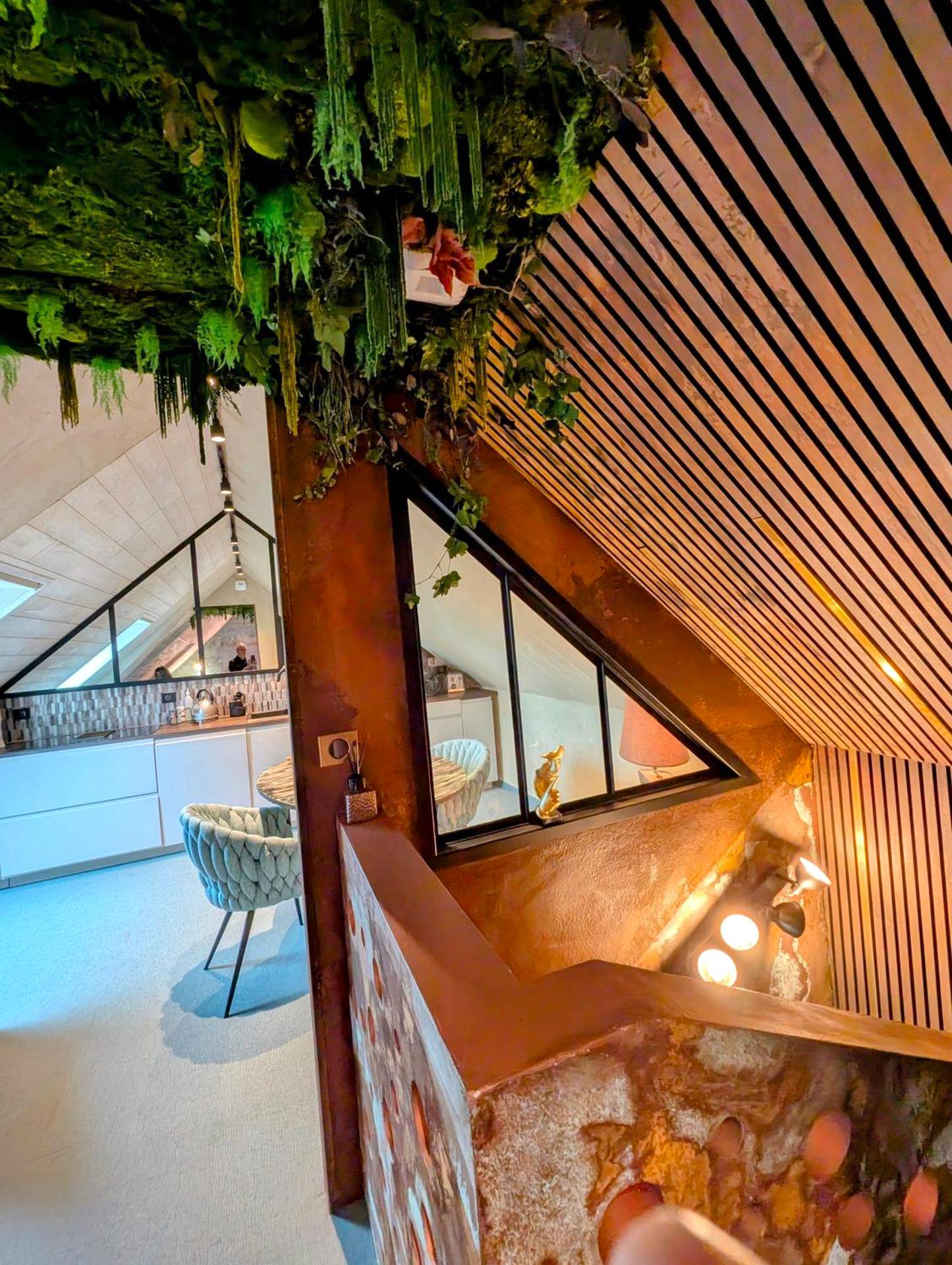 Espace cuisine sous combles avec plafond végétal - Les suites du Bouddha Bleu