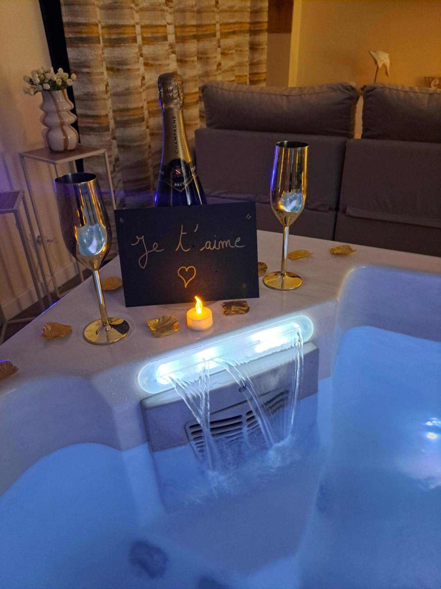 Champagne et message romantique sur le jacuzzi - Love Room Grumesnil - Loveroom - Les suites d'Élise - Gîte Agathe