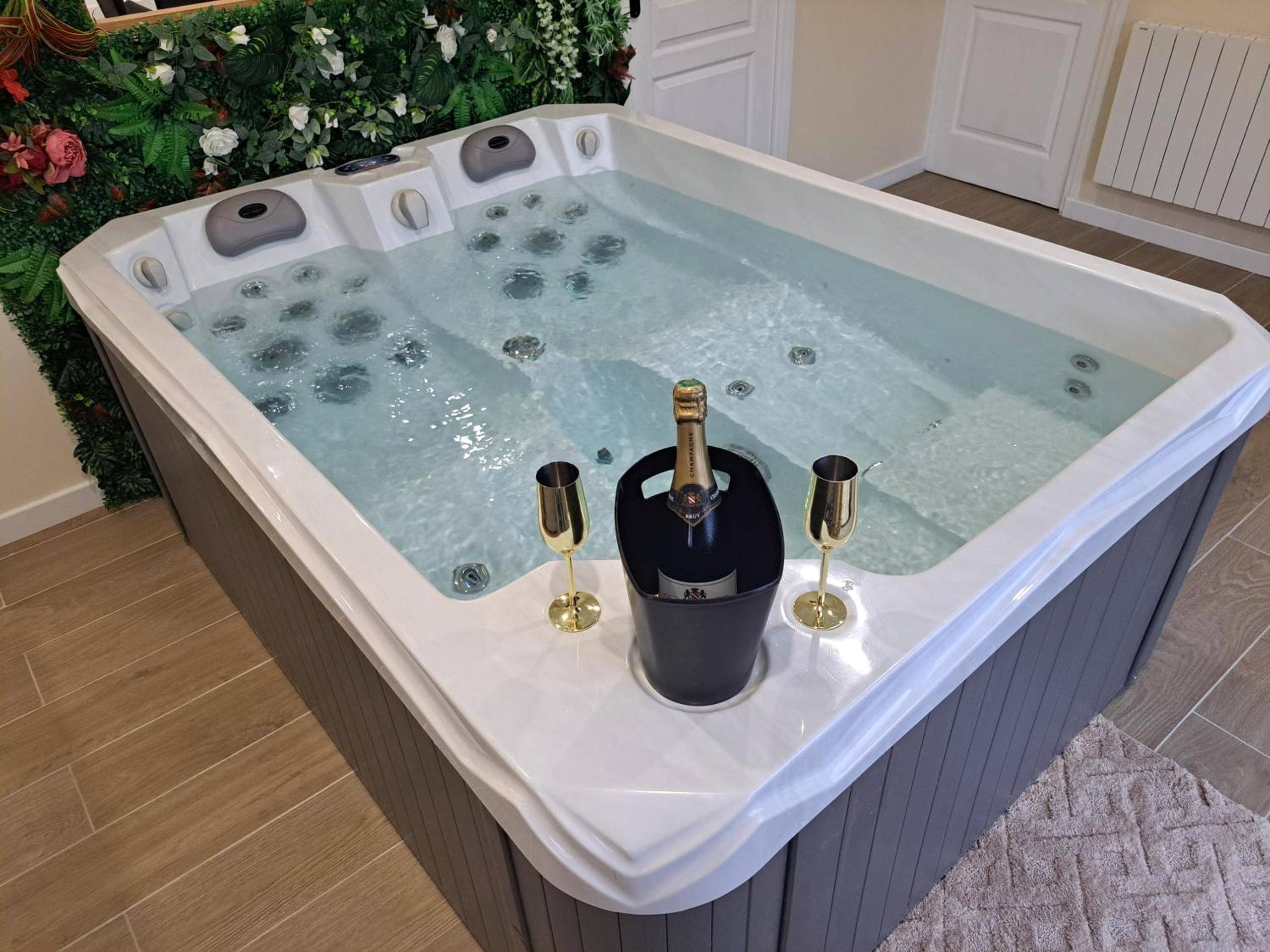 Jacuzzi privatif avec bouteille de champagne - Loveroom - Les suites d'Élise - Gîte Agathe