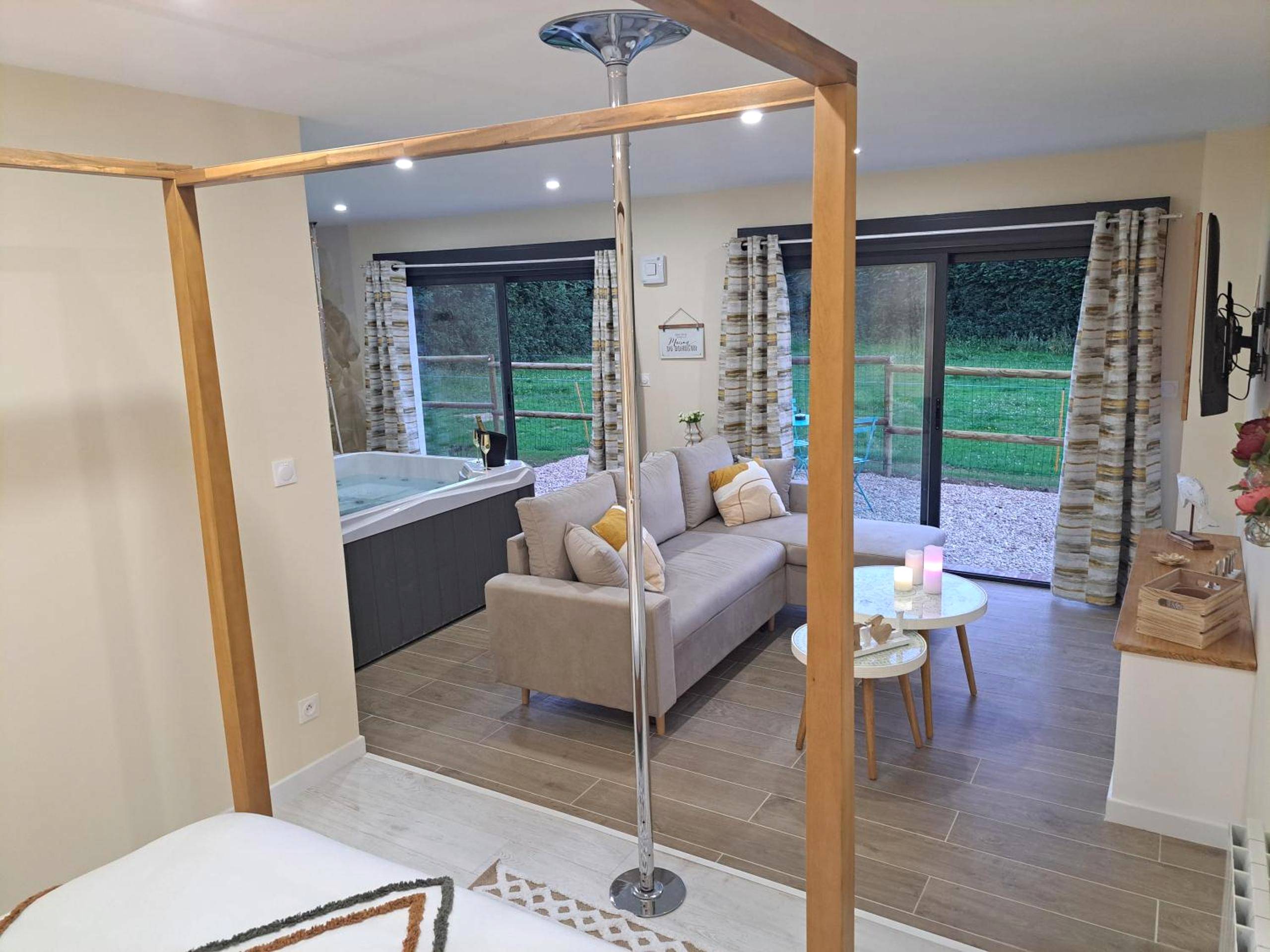 Barre de pole dance et salon ouvert sur jardin - Loveroom - Les suites d'Élise - Gîte Agathe