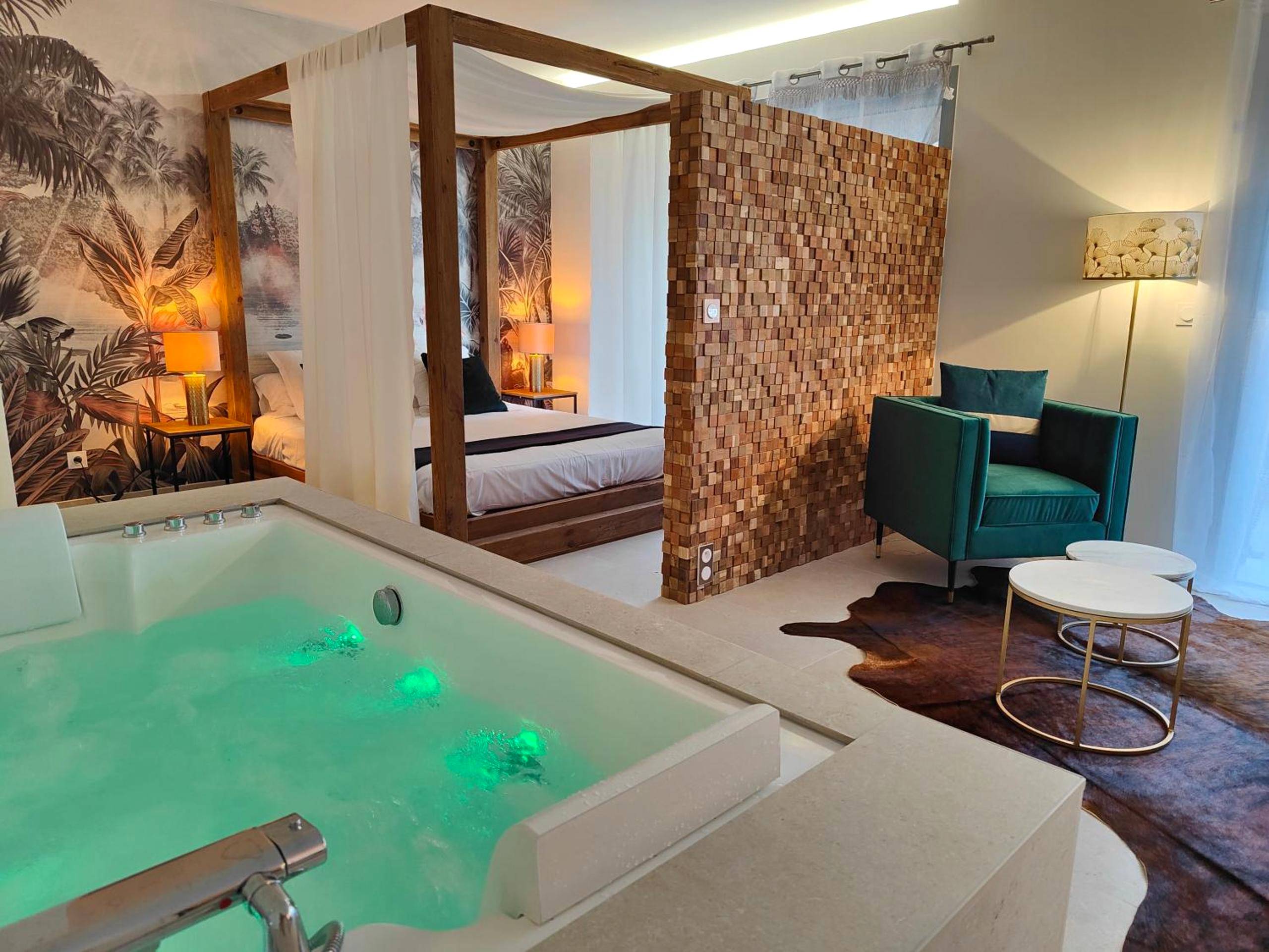 Jacuzzi privatif avec éclairage vert et lit - Love Room Hyères - Suites JM - Le temps d'une Escale (Jacuzzi & Vue Mer)