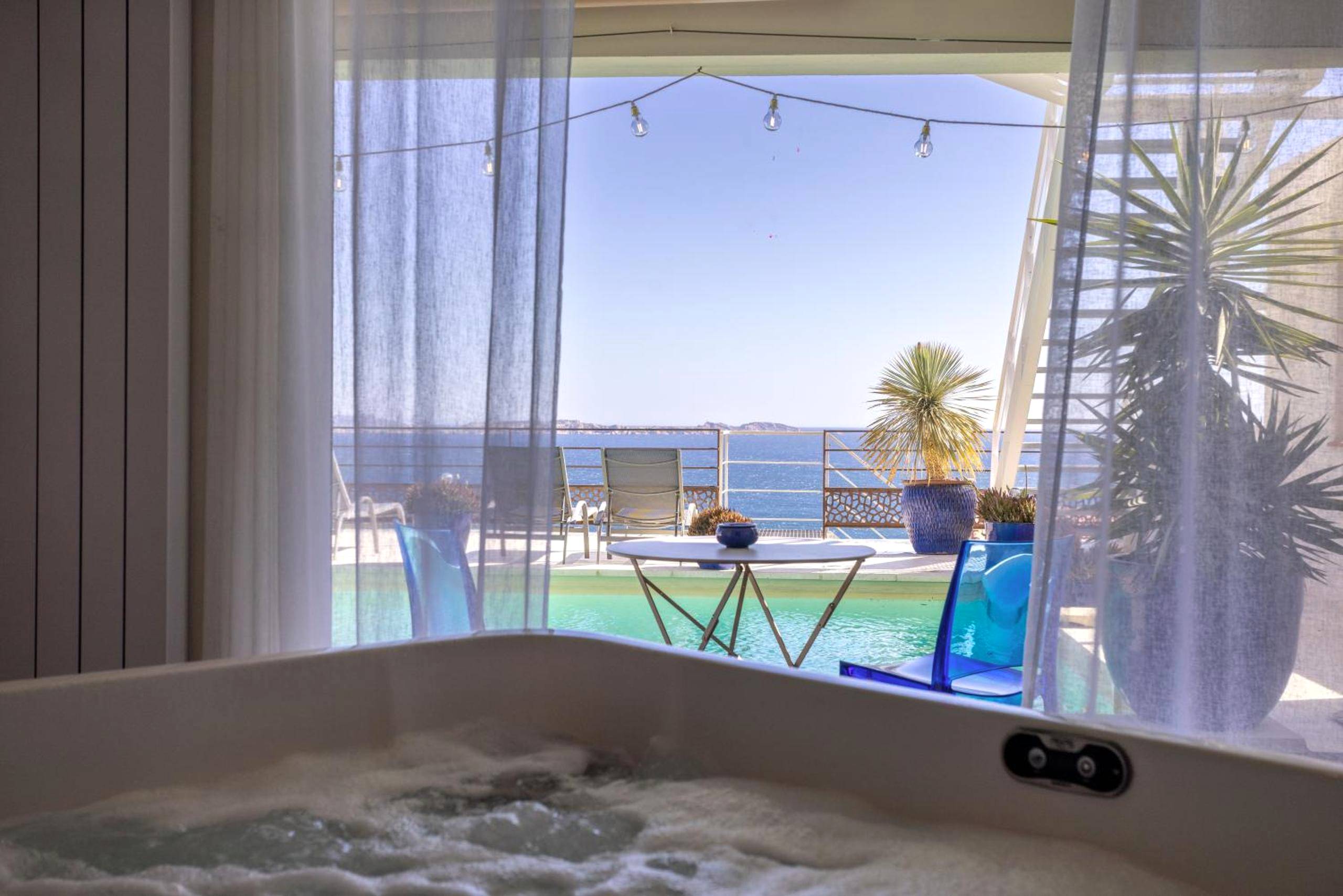 Jacuzzi bouillonnant avec vue sur mer et piscine - Love Room Marseille - LES SUITES LOVE 1 SPA VUE MER PISCINe