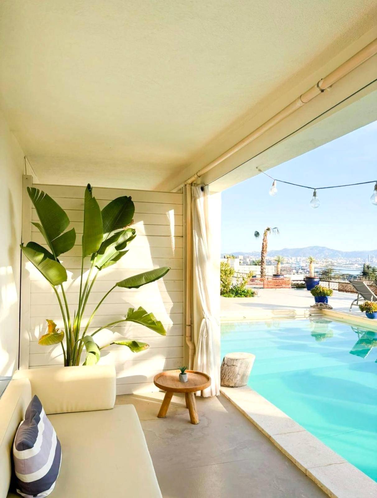 Terrasse ombragée avec canapé face à la piscine - LES SUITES LOVE 1 SPA VUE MER PISCINe