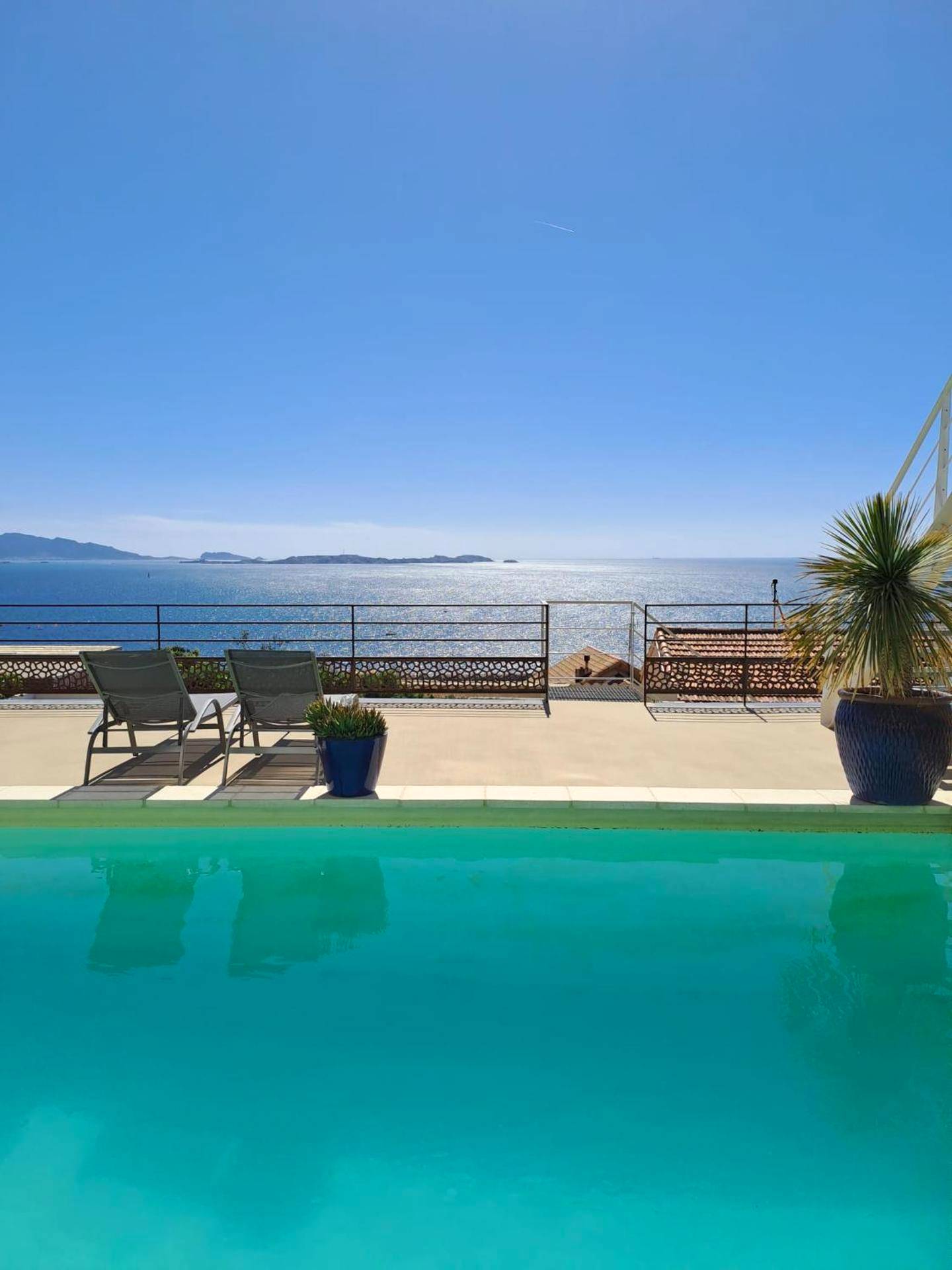 Piscine à débordement avec vue panoramique mer - LES SUITES LOVE 1 SPA VUE MER PISCINe