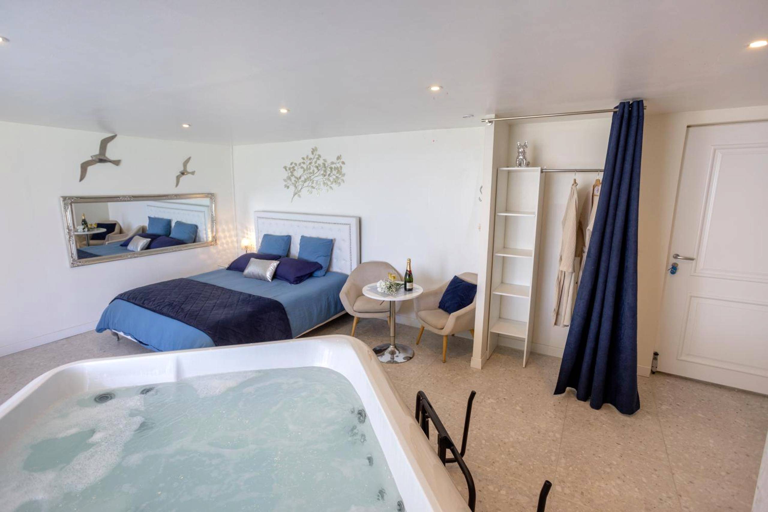 Photo du logement - LES SUITES LOVE 1 SPA VUE MER PISCINe - Marseille