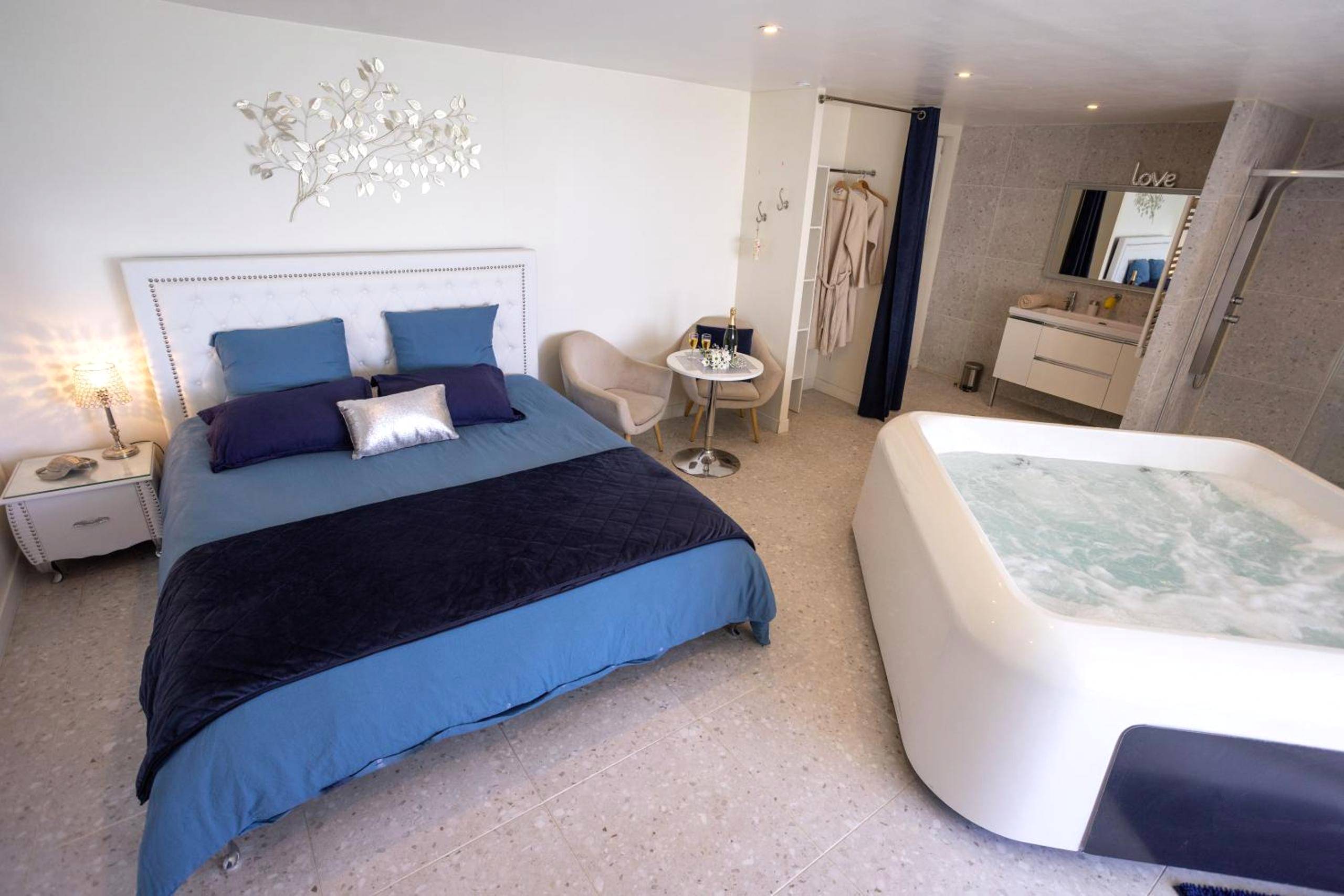 Photo du logement - LES SUITES LOVE 1 SPA VUE MER PISCINe