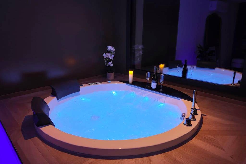 Jacuzzi rond avec éclairage bleu et champagne - Love Room Talmont - Saint - Hilaire - Les Suites du Payré - Suite Passion