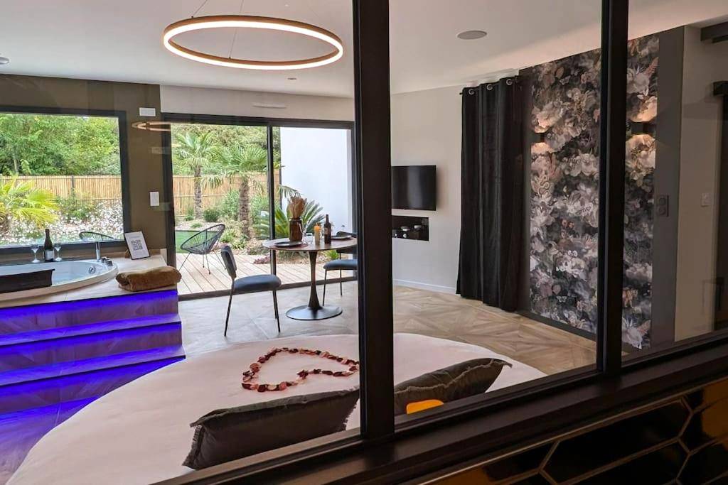 Vue d'ensemble avec lit rond et jacuzzi - Les Suites du Payré - Suite Passion