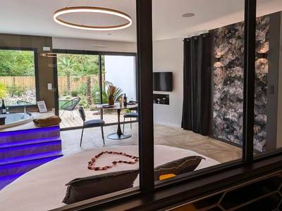 Vue d'ensemble avec lit rond et jacuzzi - Les Suites du Payré - Suite Passion