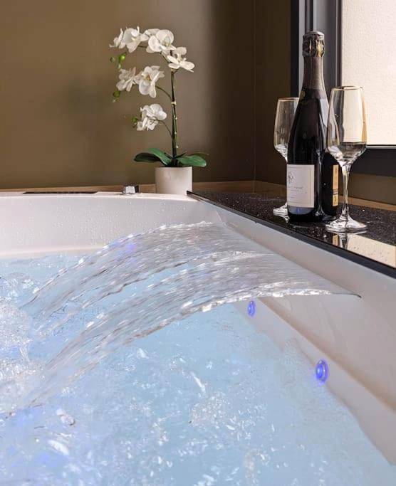 Détail de la cascade d'eau du jacuzzi - Les Suites du Payré - Suite Passion
