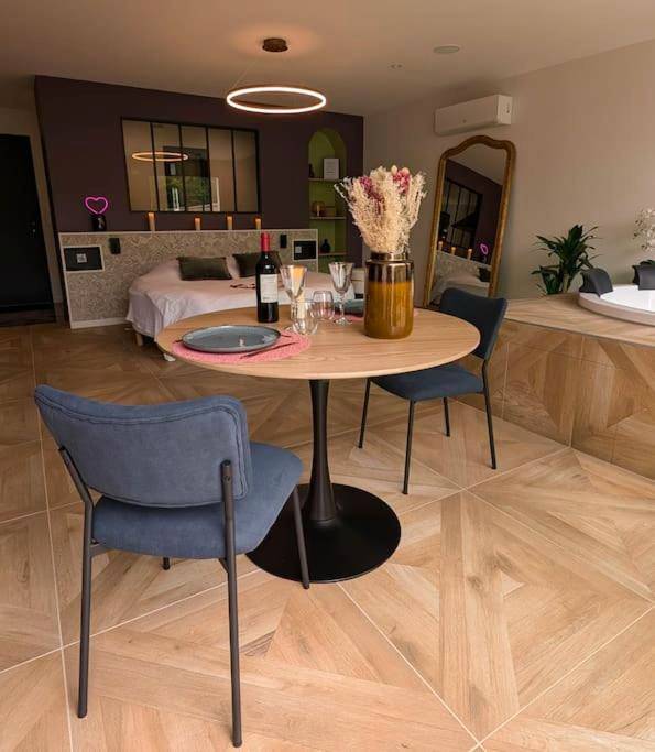 Espace repas avec table ronde et chaises bleues - Les Suites du Payré - Suite Passion