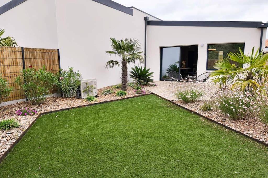 Jardin privatif avec terrasse et palmiers - Les Suites du Payré - Suite Passion