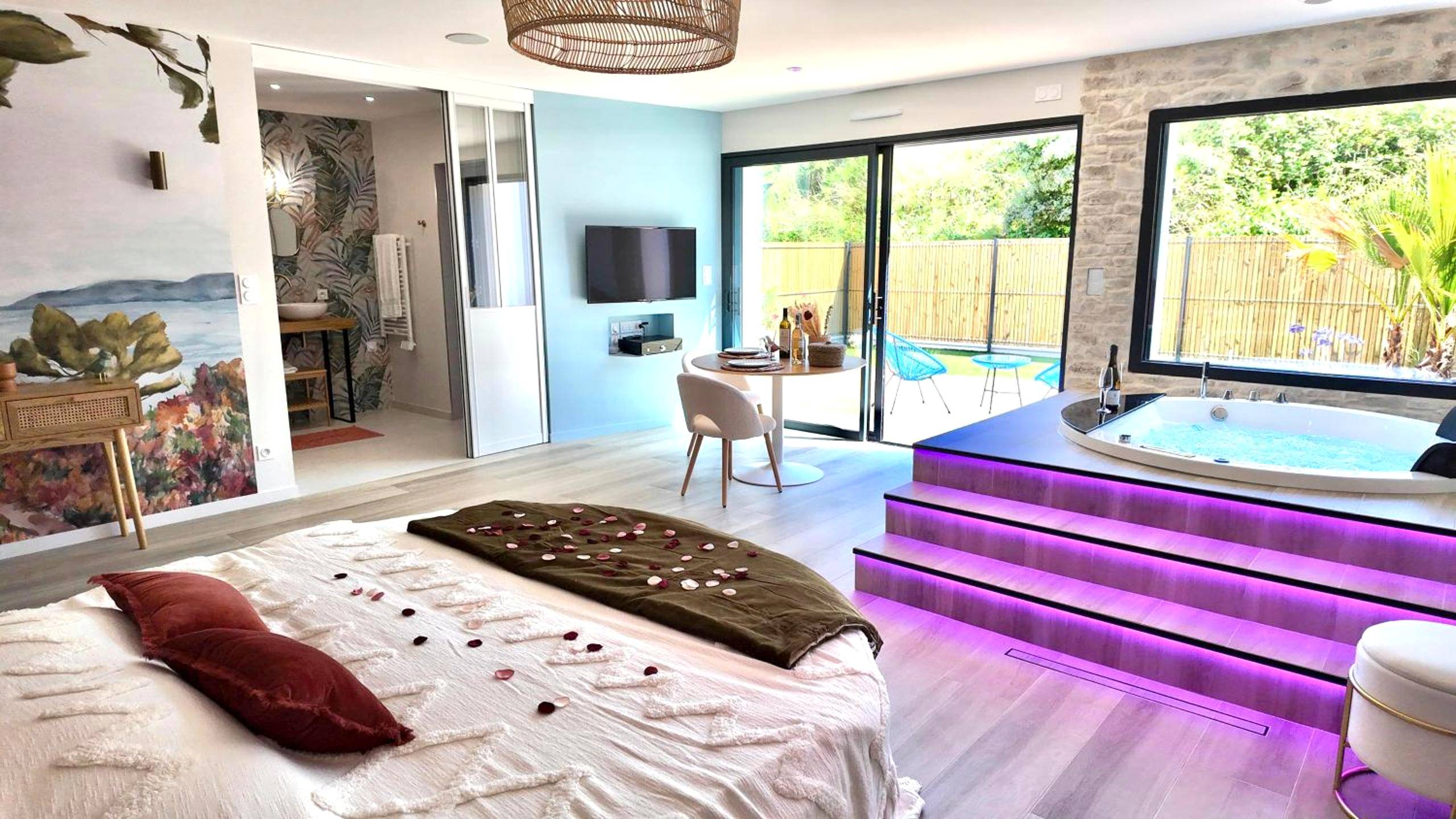 Suite avec lit rond, pétales et jacuzzi éclairé - Les Suites du Payré - Suite Romance