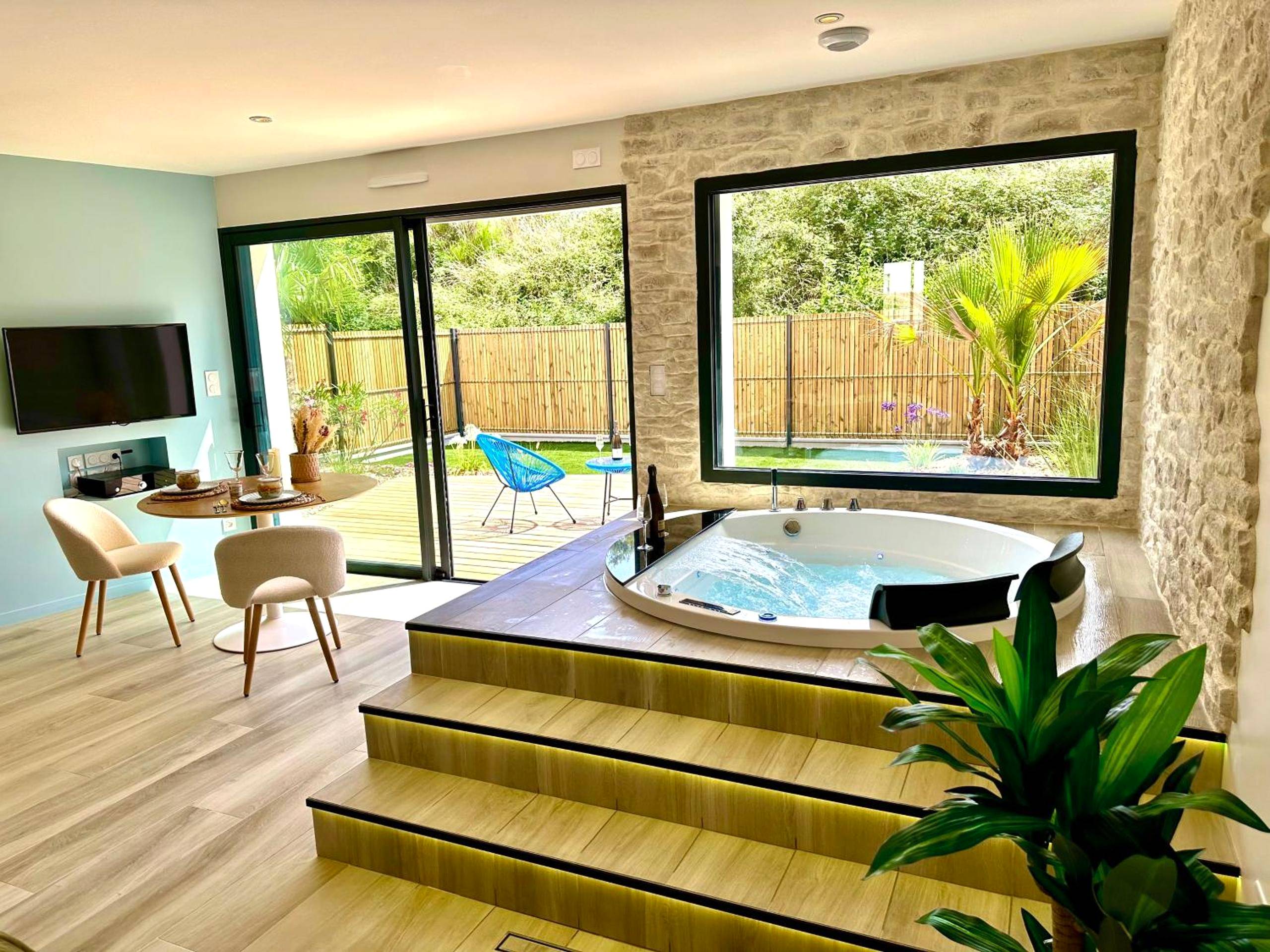 Jacuzzi sur estrade éclairée face au jardin - Les Suites du Payré - Suite Romance