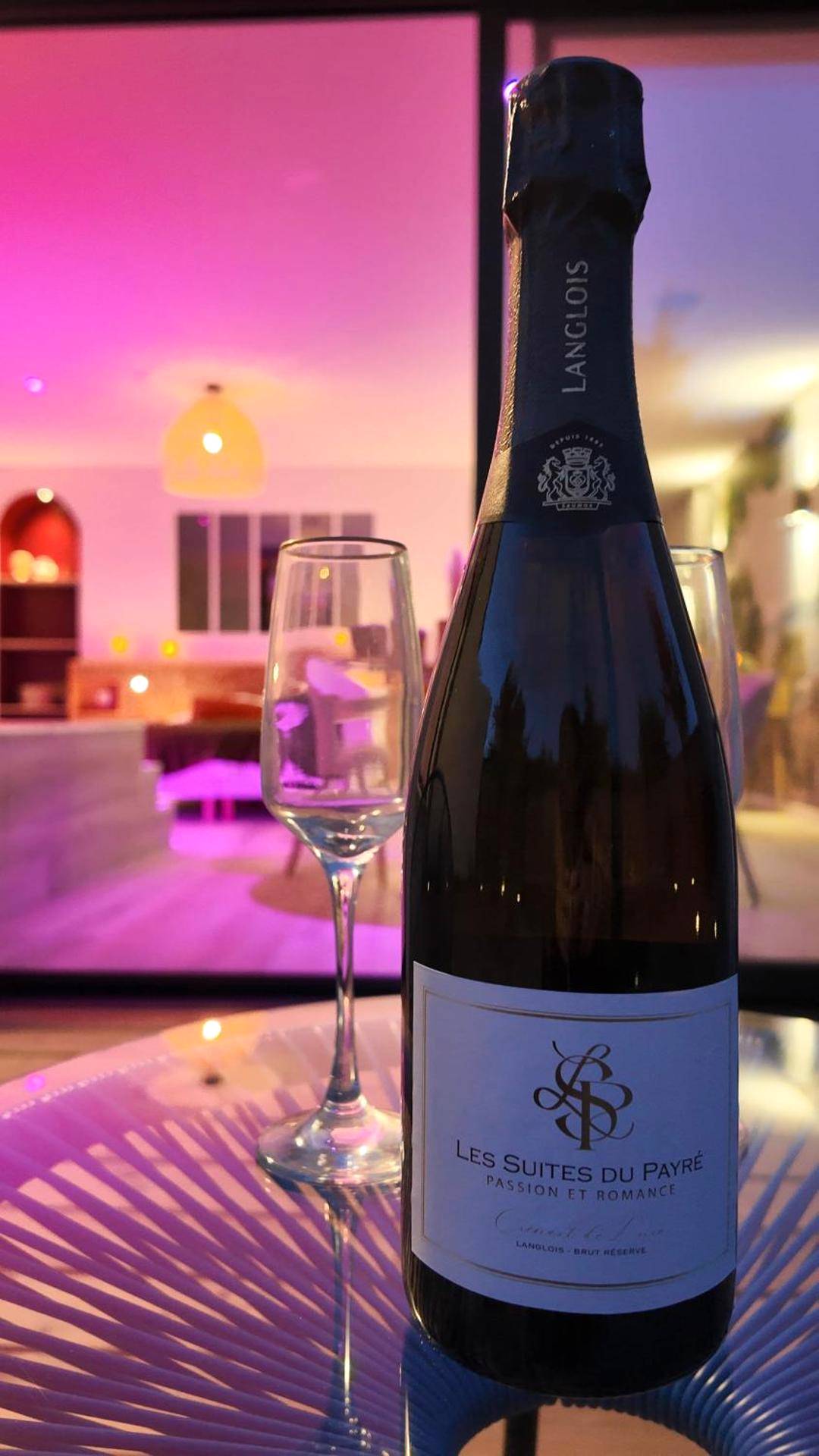 Bouteille de champagne et flûtes sur table - Les Suites du Payré - Suite Romance