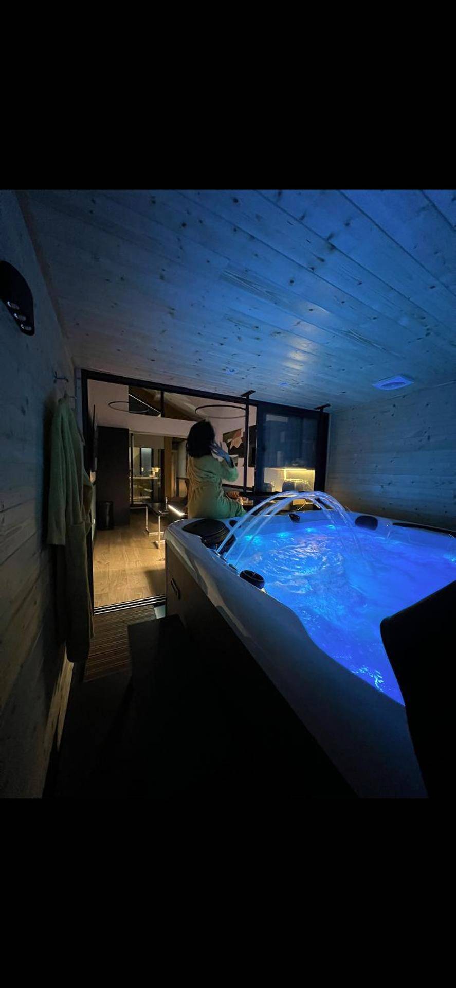 Jacuzzi privatif avec jets d'eau et éclairage bleu - Love Room Nancy - Les suites de Stanislas jacuzzi & spa