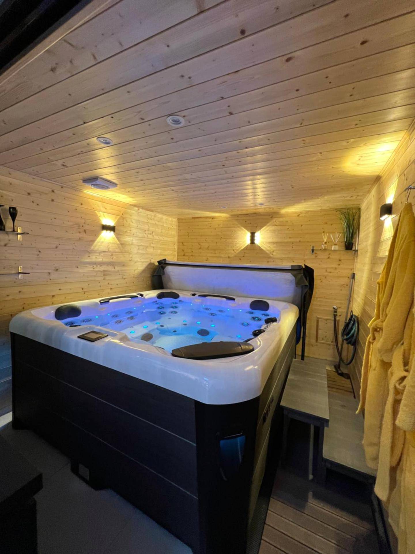 Spa intérieur dans une pièce habillée de bois - Les suites de Stanislas jacuzzi & spa