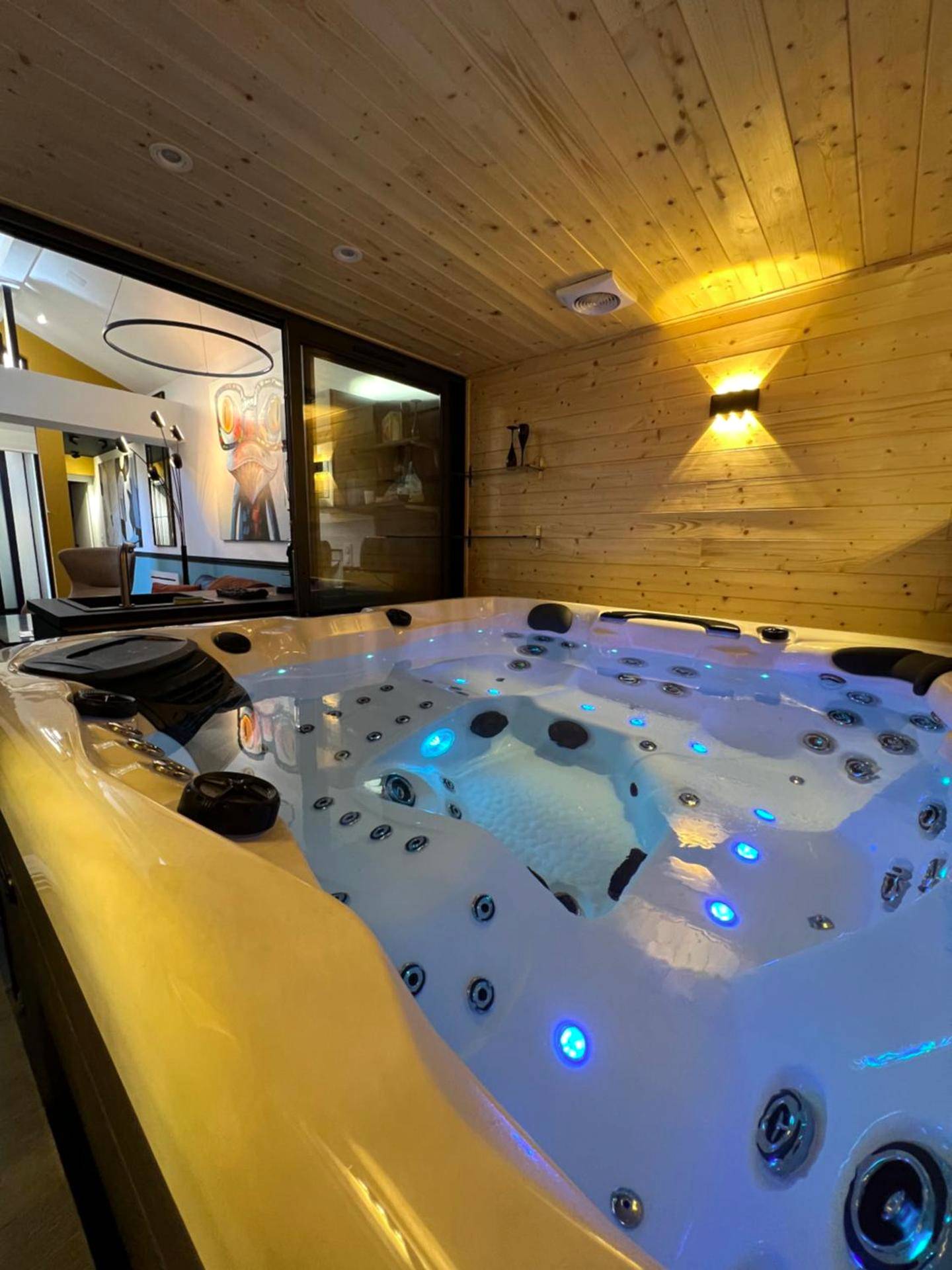 Bassin bouillonnant avec luminothérapie intégrée - Les suites de Stanislas jacuzzi & spa