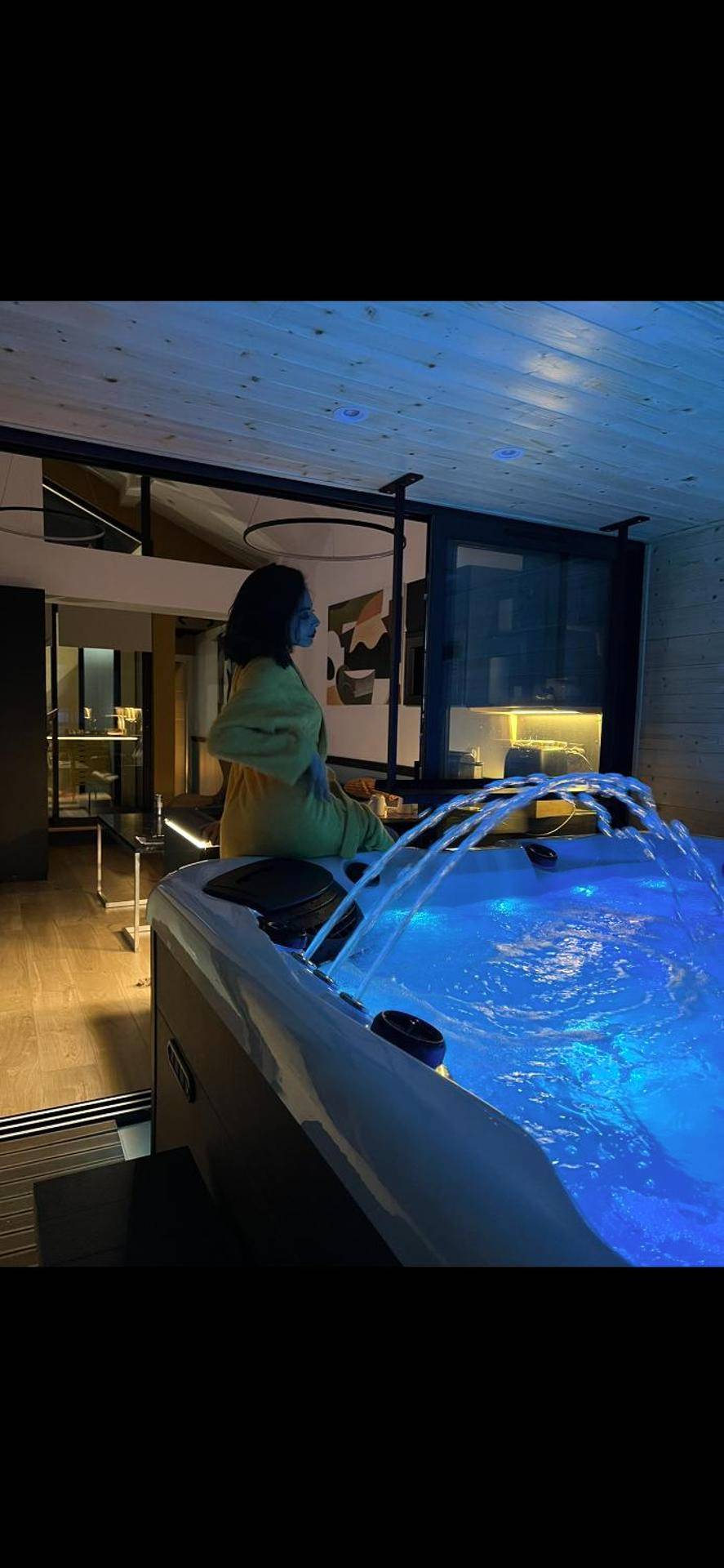 Espace détente avec bain à remous et peignoirs - Les suites de Stanislas jacuzzi & spa