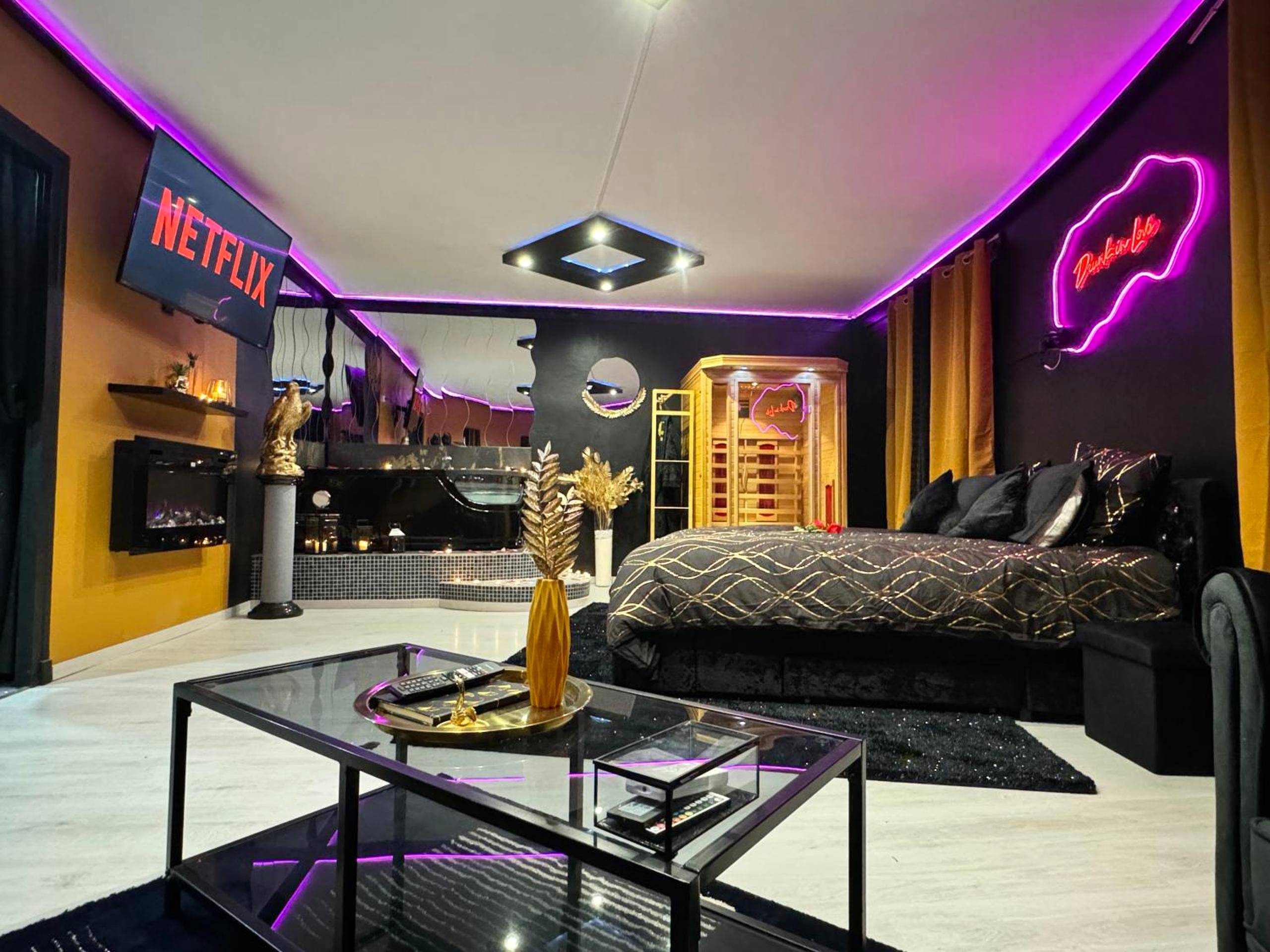 Suite romantique avec lit king size et sauna - Love Room Perpignan - LA LOVEROOM by Sunnyroom