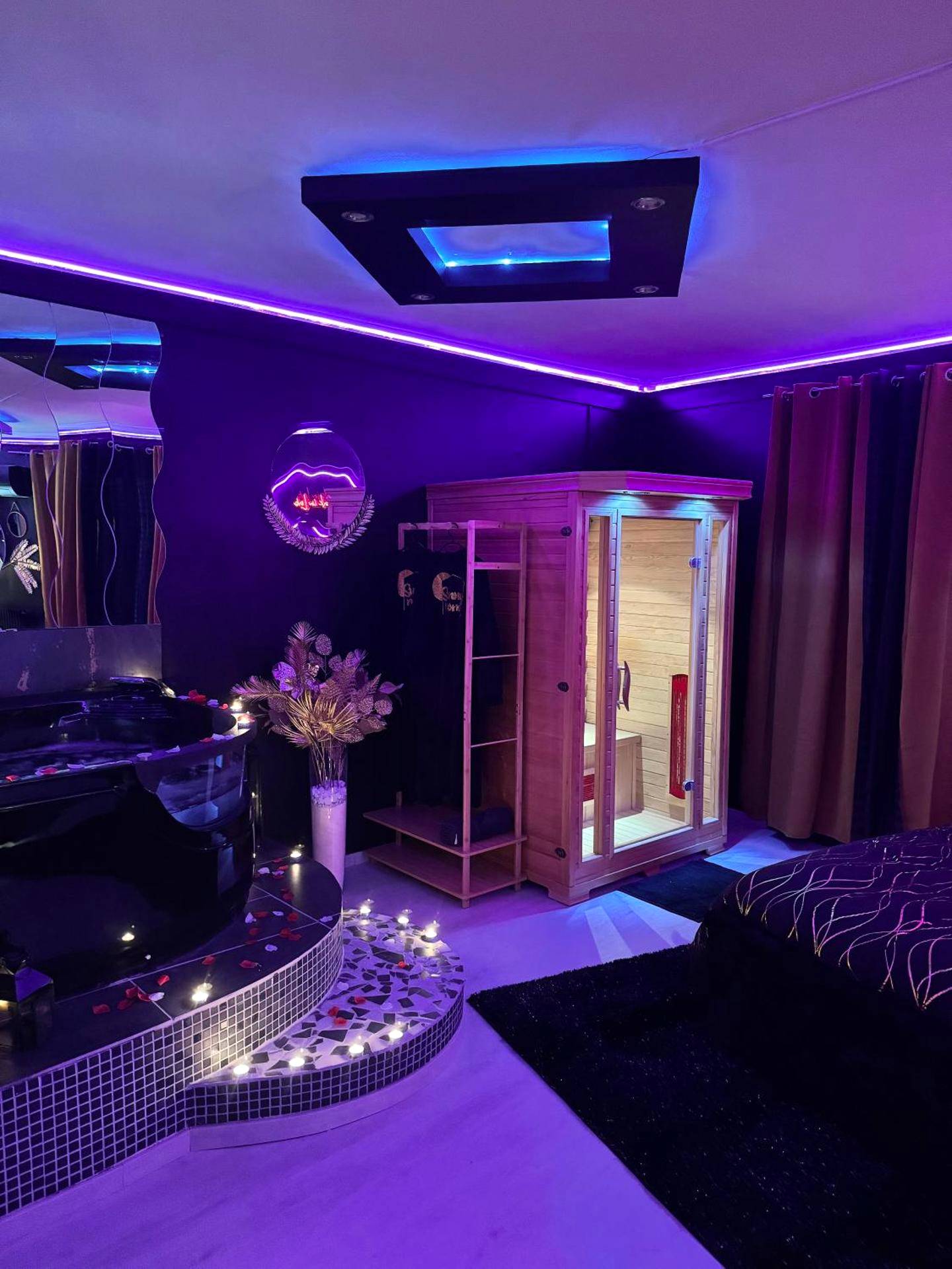 Sauna en bois et jacuzzi avec éclairage néon - LA LOVEROOM by Sunnyroom