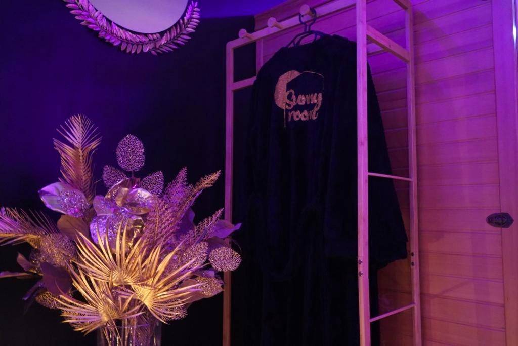 Peignoirs noirs et décoration dorée - LA LOVEROOM by Sunnyroom
