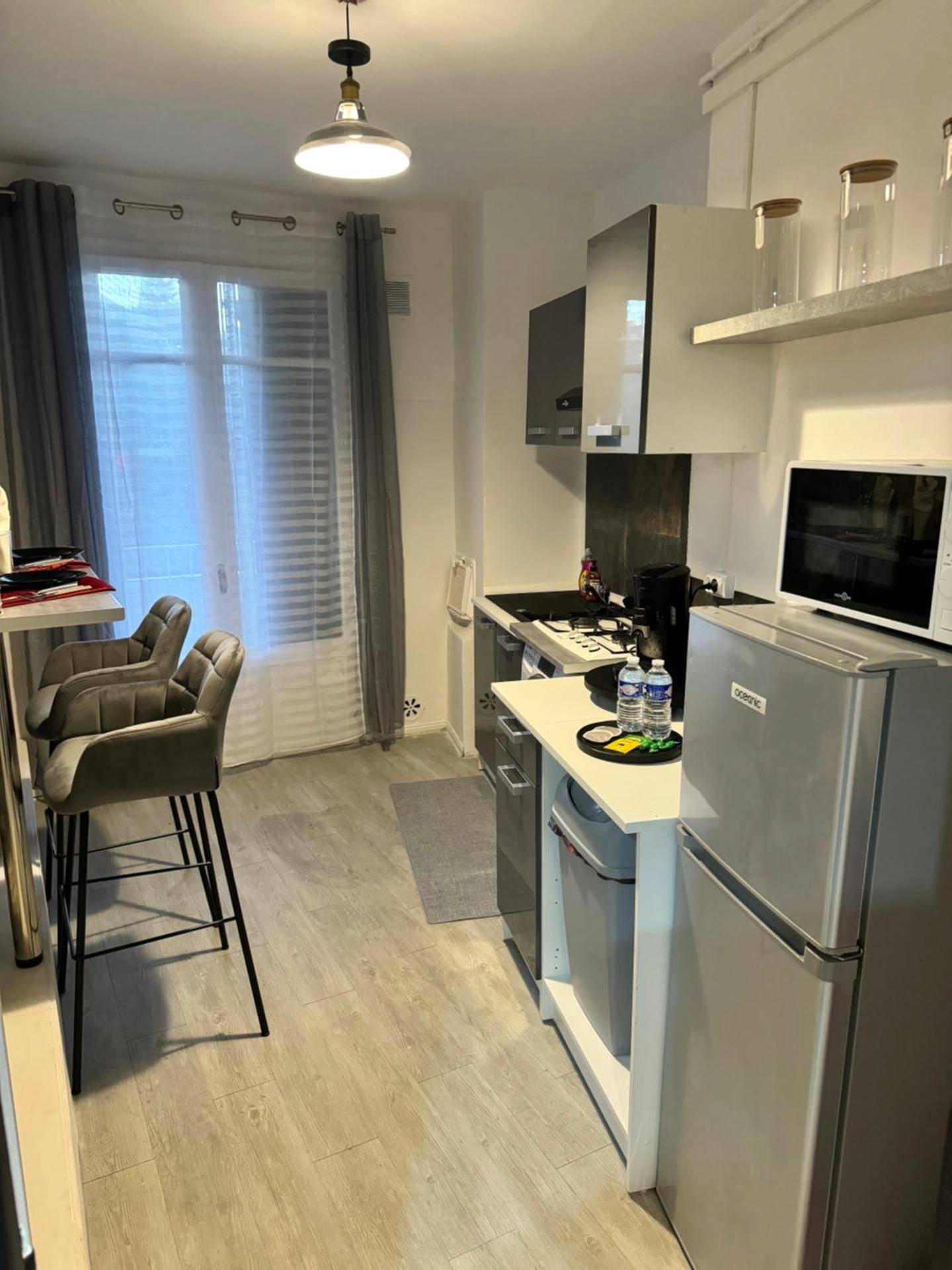 Cuisine équipée avec coin repas - LA LOVEROOM by Sunnyroom