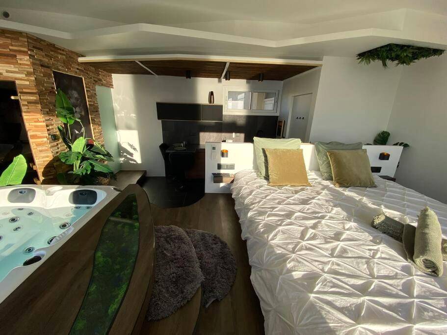 Chambre avec lit king size et jacuzzi intégré - Sunset