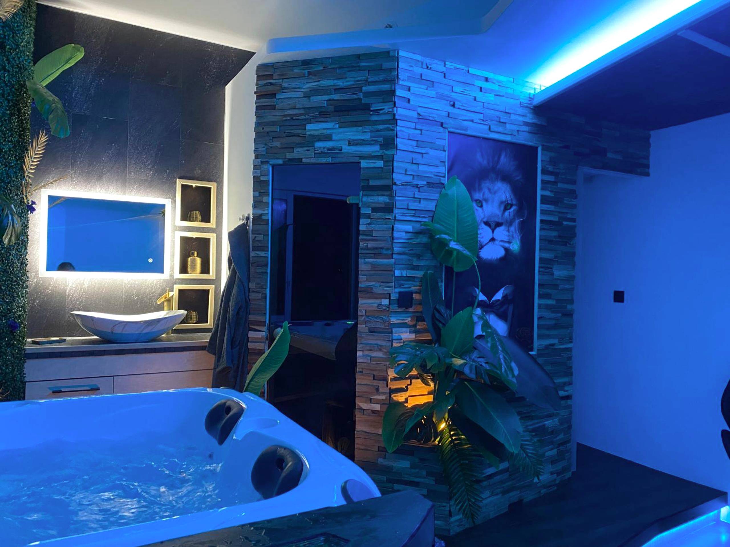 Jacuzzi privatif avec éclairage bleu et sauna - Sunset