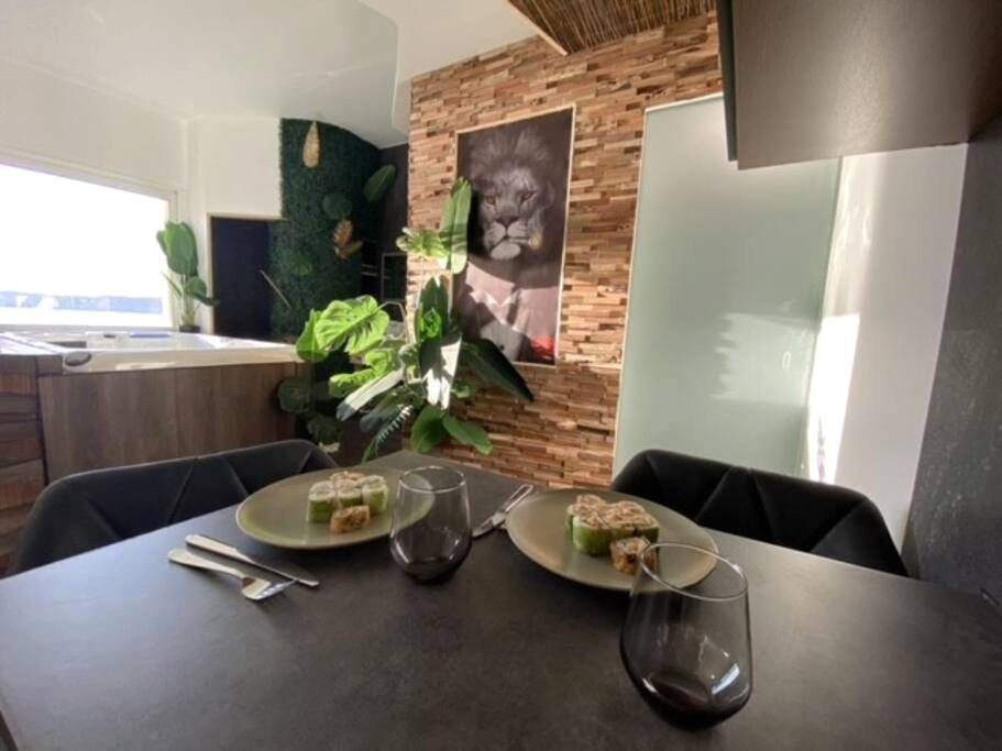 Table dressée pour deux avec sushis - Sunset