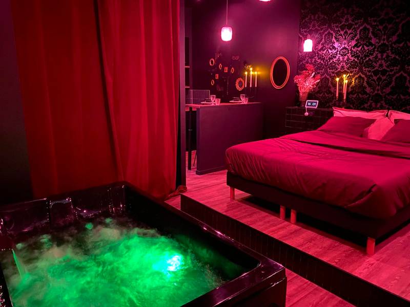 Jacuzzi et lit double sous lumière rose - Love Room Marseille - Élégante retraite Vieux - SV - Le Secret Marseillais...