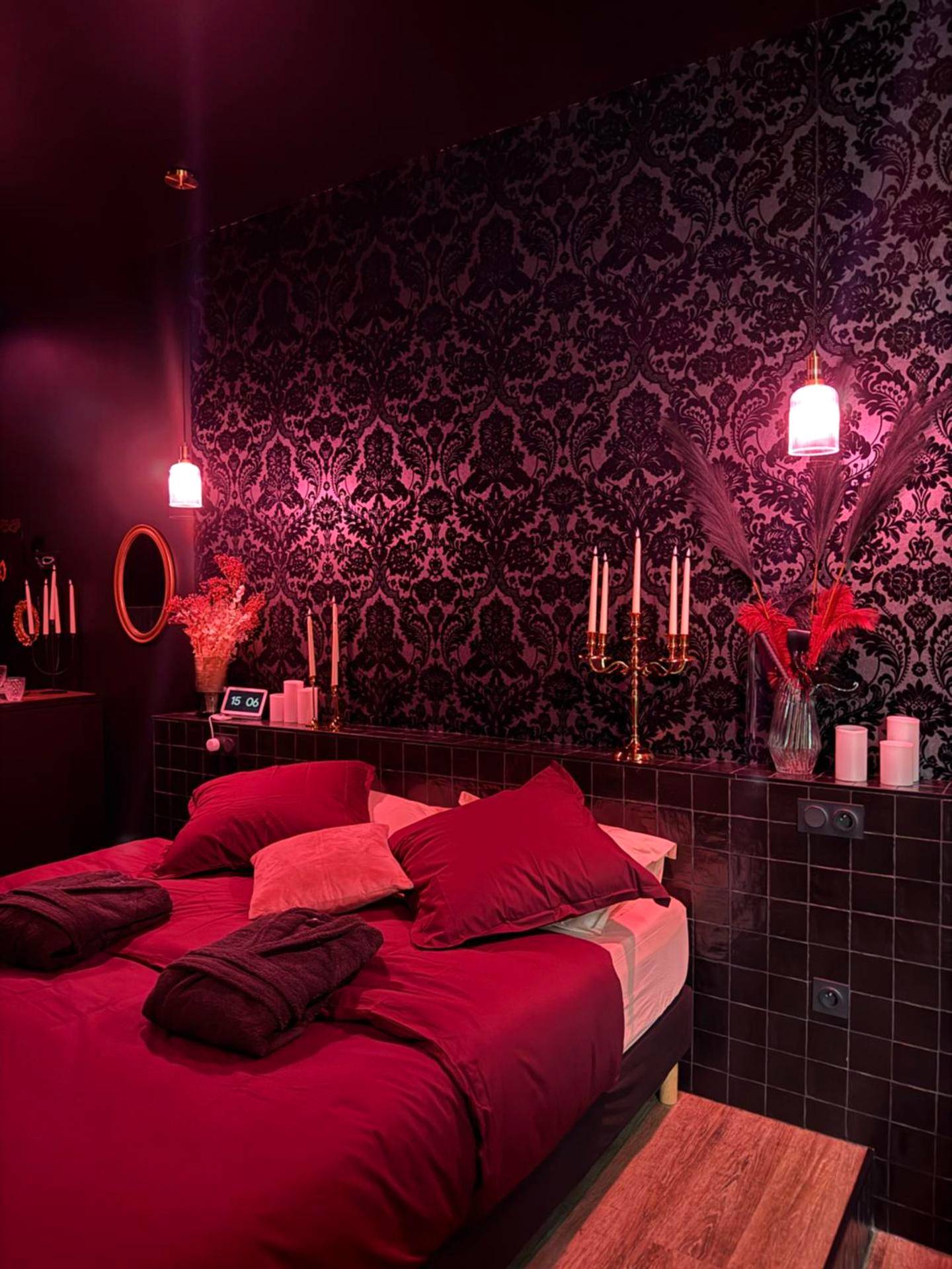 Lit king size et papier peint baroque - Élégante retraite Vieux - SV - Le Secret Marseillais Love room