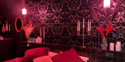 Lit king size et papier peint baroque - Élégante retraite Vieux - SV - Le Secret Marseillais Love room