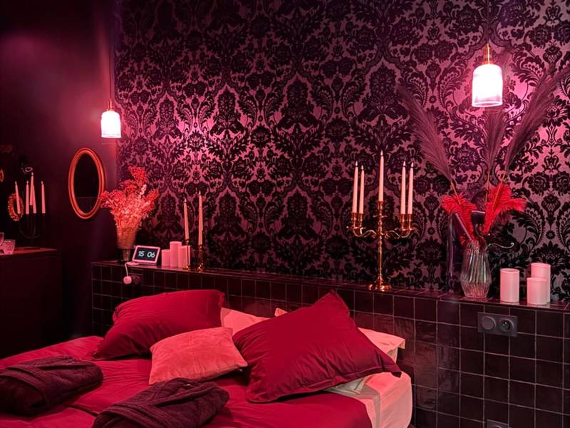 Lit king size et papier peint baroque - Élégante retraite Vieux - SV - Le Secret Marseillais Love room