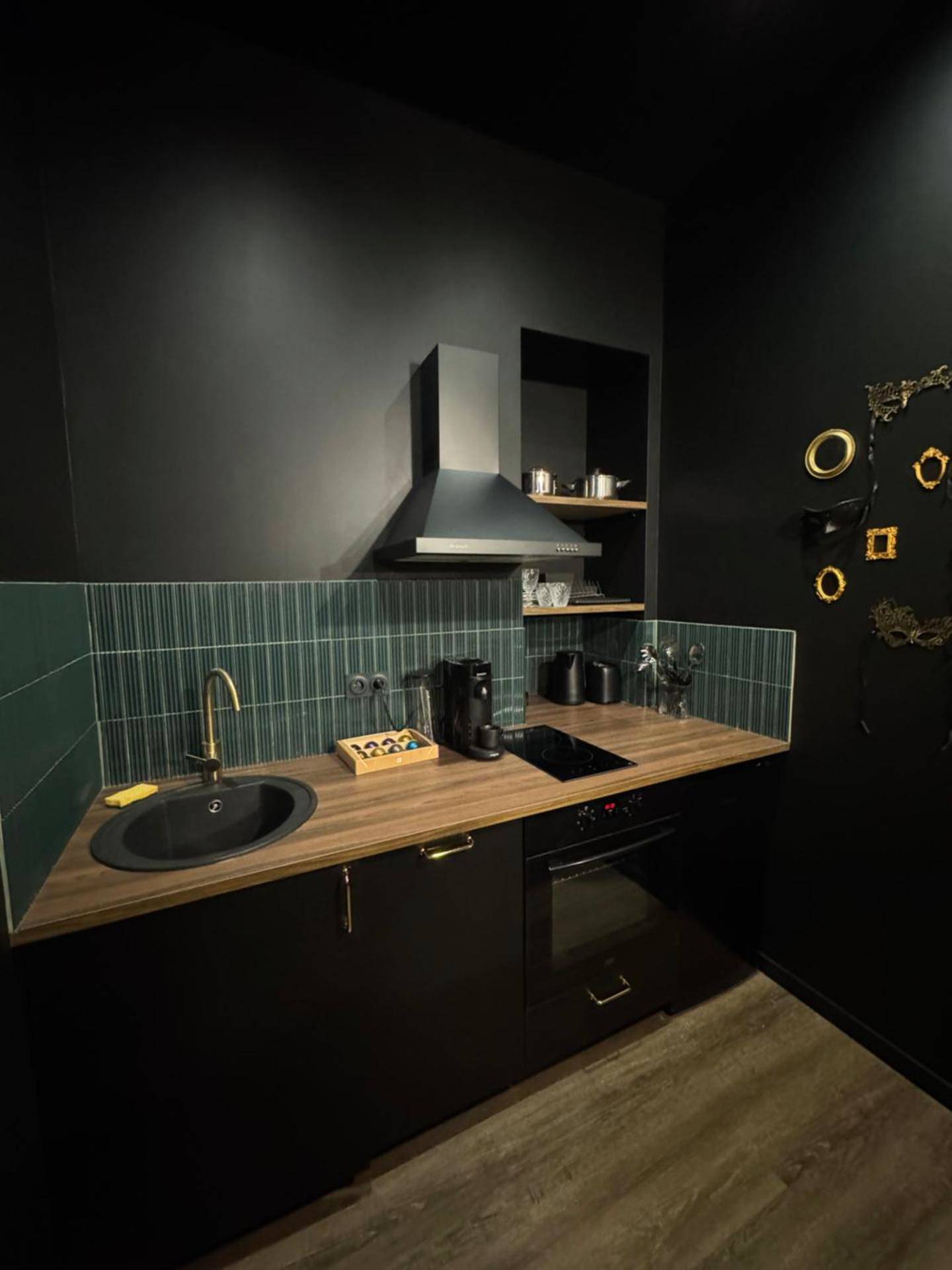 Cuisine équipée moderne aux tons sombres - Élégante retraite Vieux - SV - Le Secret Marseillais Love room