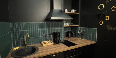 Cuisine équipée moderne aux tons sombres - Élégante retraite Vieux - SV - Le Secret Marseillais Love room