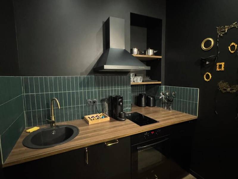 Cuisine équipée moderne aux tons sombres - Élégante retraite Vieux - SV - Le Secret Marseillais Love room