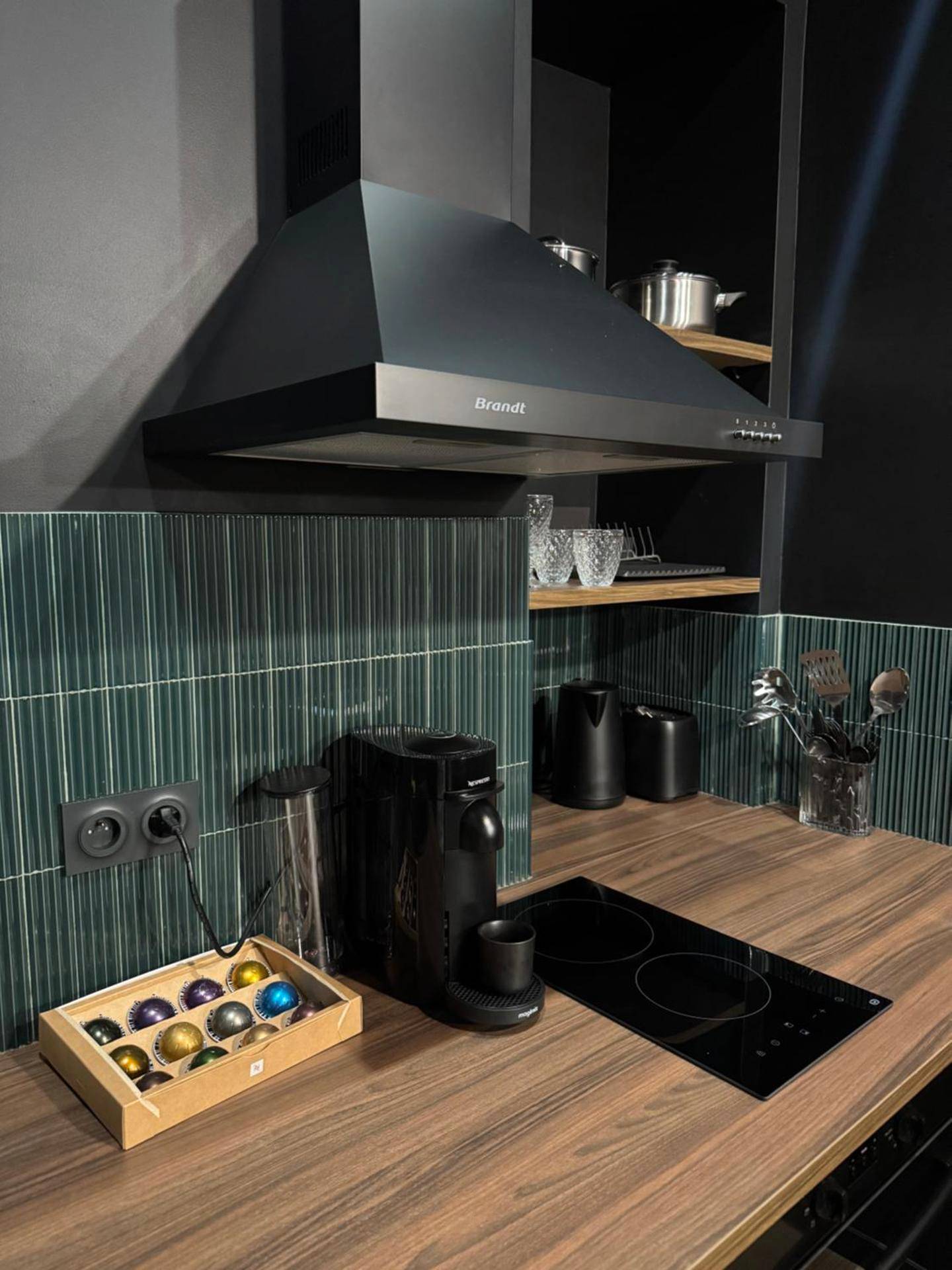 Machine à café et plaques de cuisson - Élégante retraite Vieux - SV - Le Secret Marseillais Love room