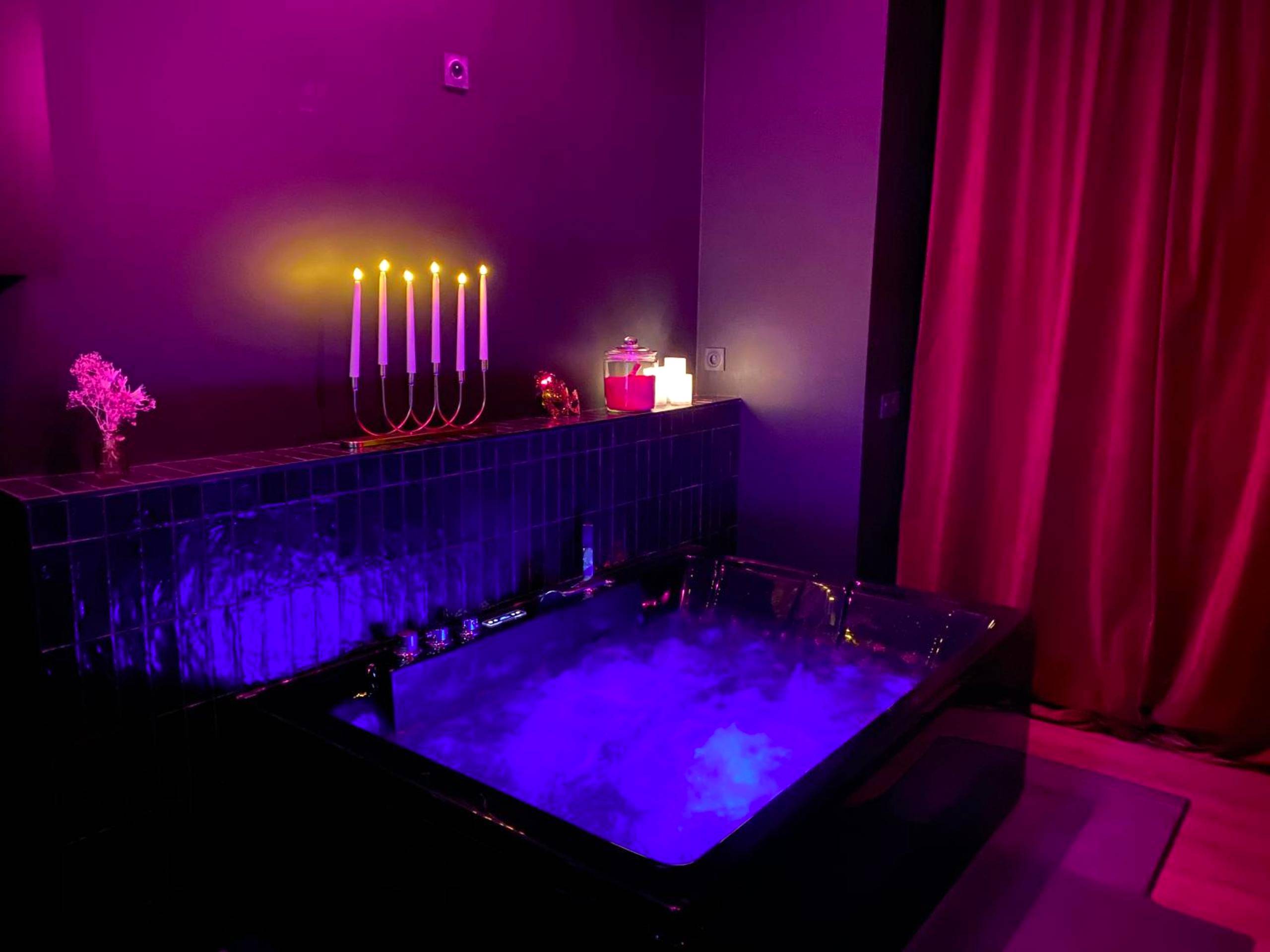 Baignoire balnéo avec éclairage violet - Élégante retraite Vieux - SV - Le Secret Marseillais Love room