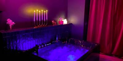 Baignoire balnéo avec éclairage violet - Élégante retraite Vieux - SV - Le Secret Marseillais Love room