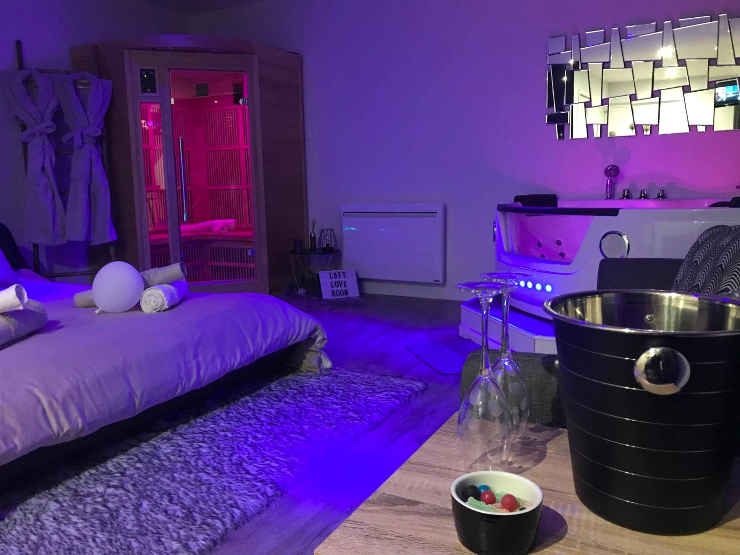Espace détente avec sauna, jacuzzi et champagne - Love Room Le Puy - en - Velay - Sweet love romantique by...