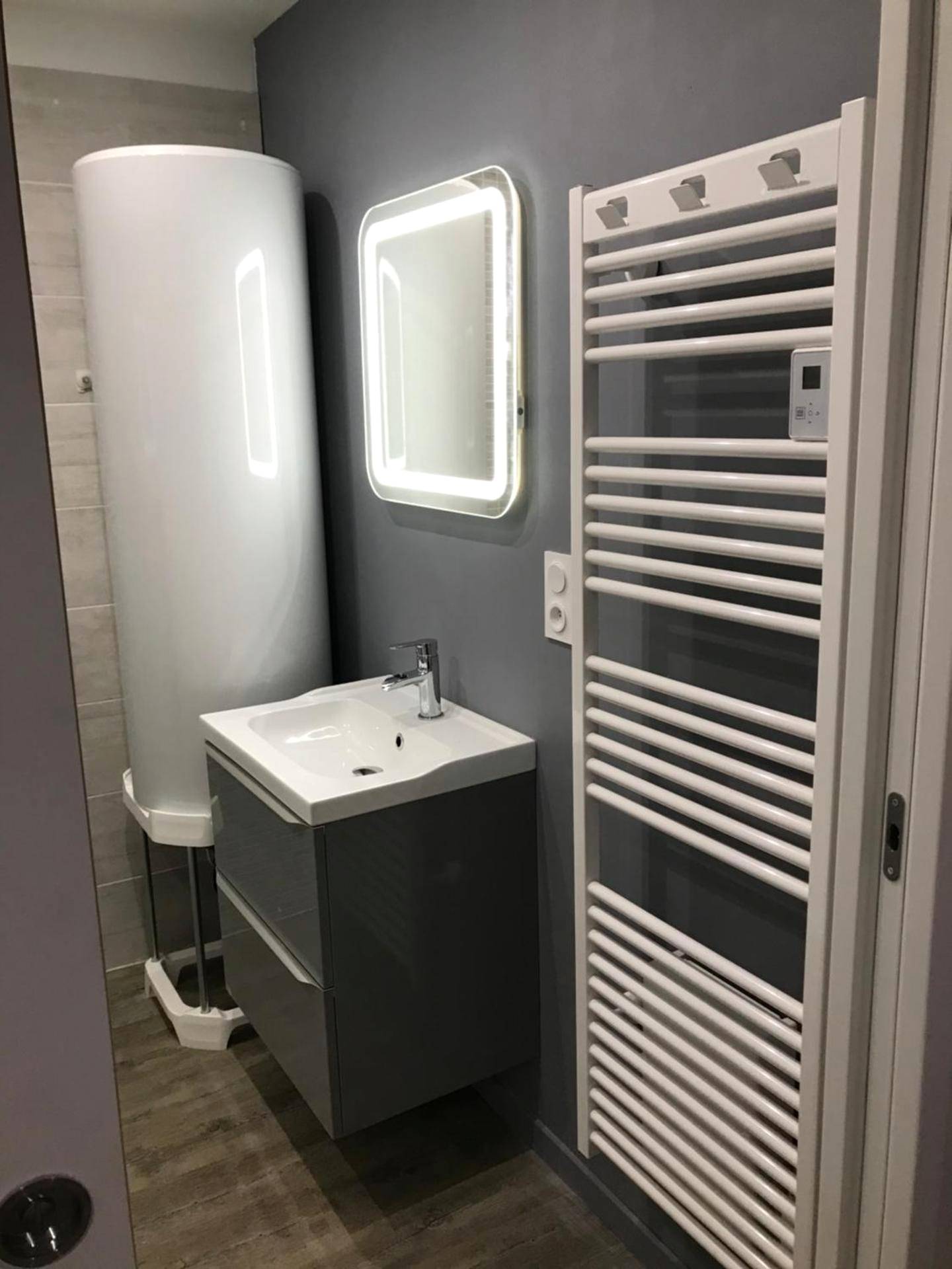 Salle d'eau moderne avec miroir lumineux - Sweet love romantique by locationslepuyenvelay