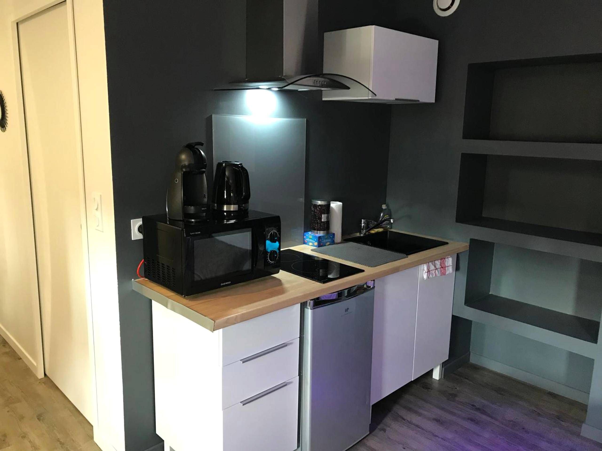 Kitchenette équipée avec micro - ondes et frigo - Sweet love romantique by locationslepuyenvelay