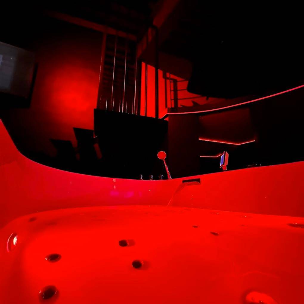 Vue principale - Love Room Lyon - Sweet secret's jacuzzi - love room Vieux Lyon
