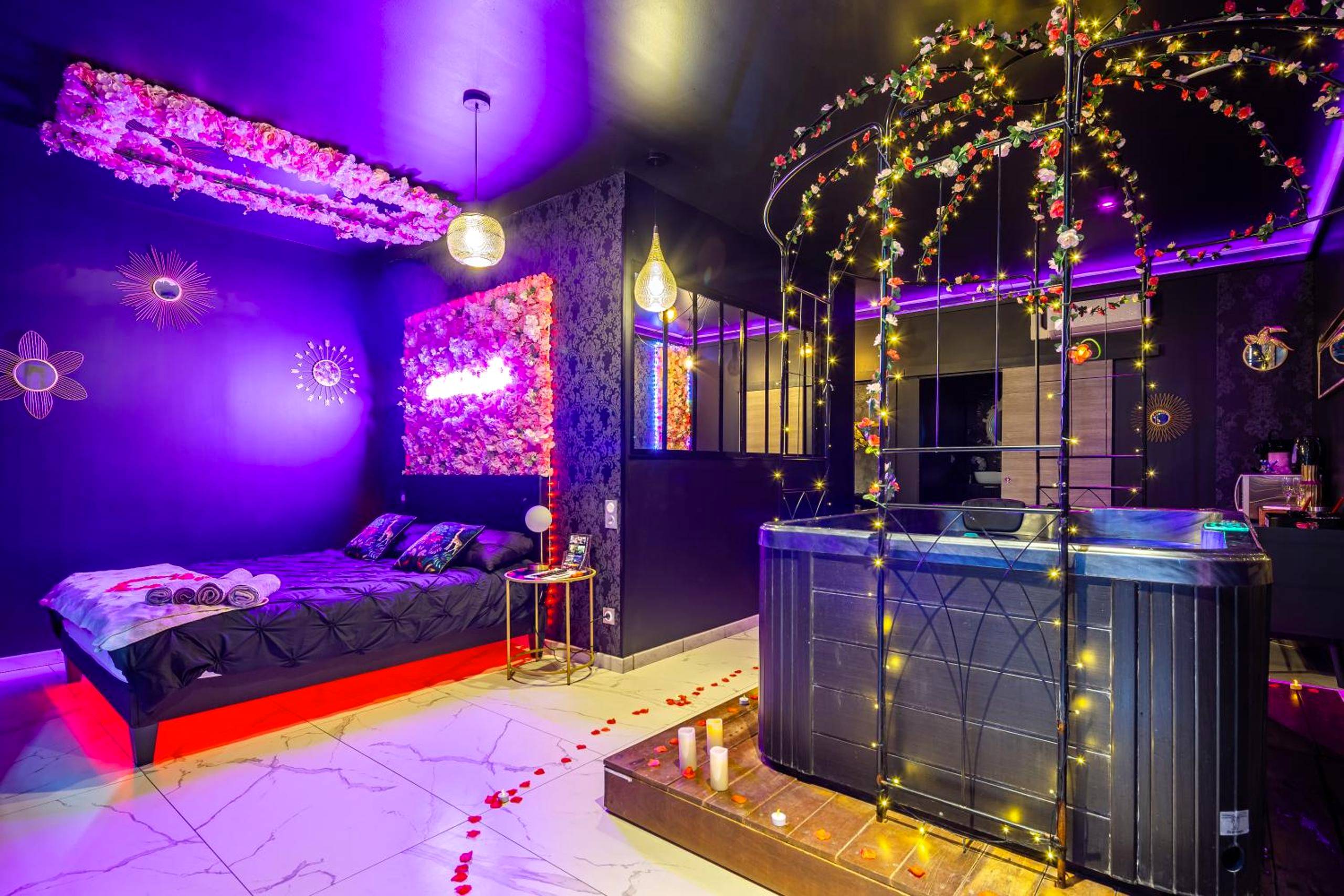 Chambre avec jacuzzi et décoration florale - Love Room Le Breuil - Sweet SECRET'S JACUZZI