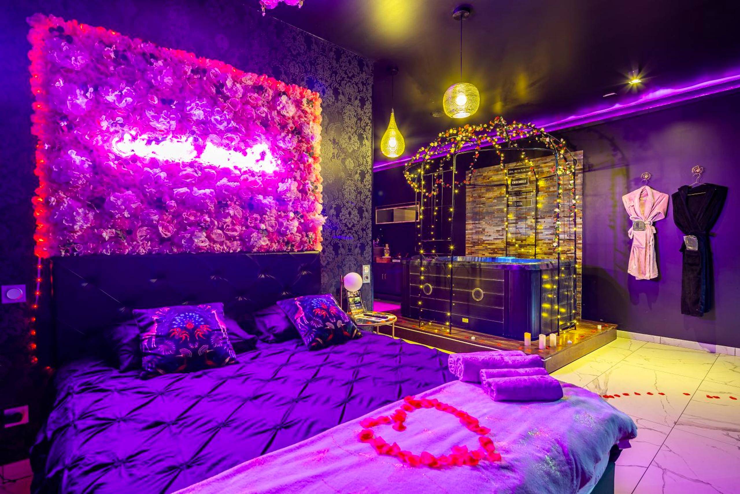 Lit double avec mur de fleurs et néon rose - Sweet SECRET'S JACUZZI