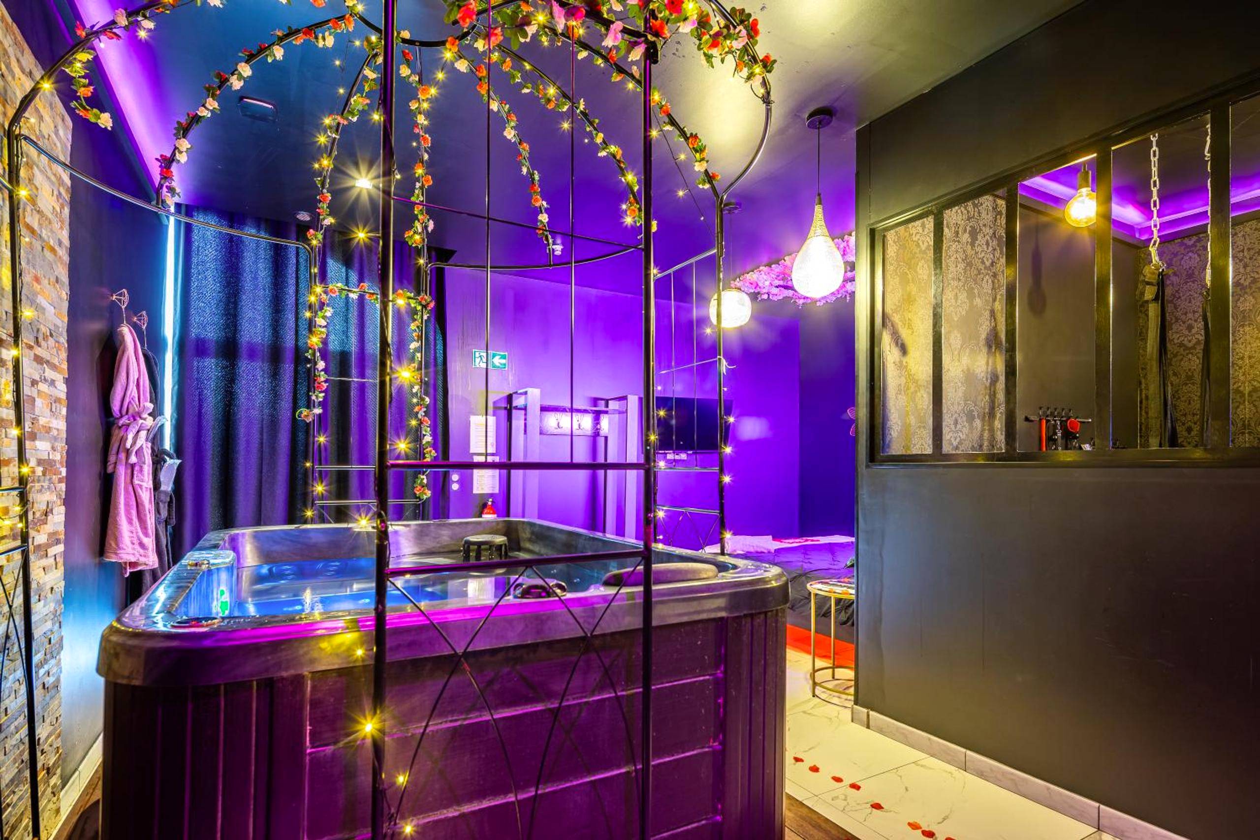 Jacuzzi privatif sous une arche lumineuse - Sweet SECRET'S JACUZZI