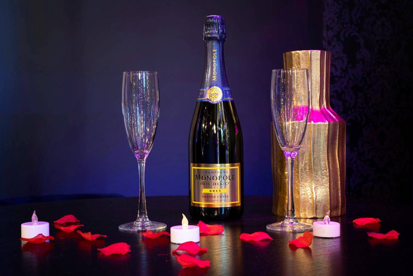 Bouteille de champagne et pétales de rose - Sweet SECRET'S JACUZZI